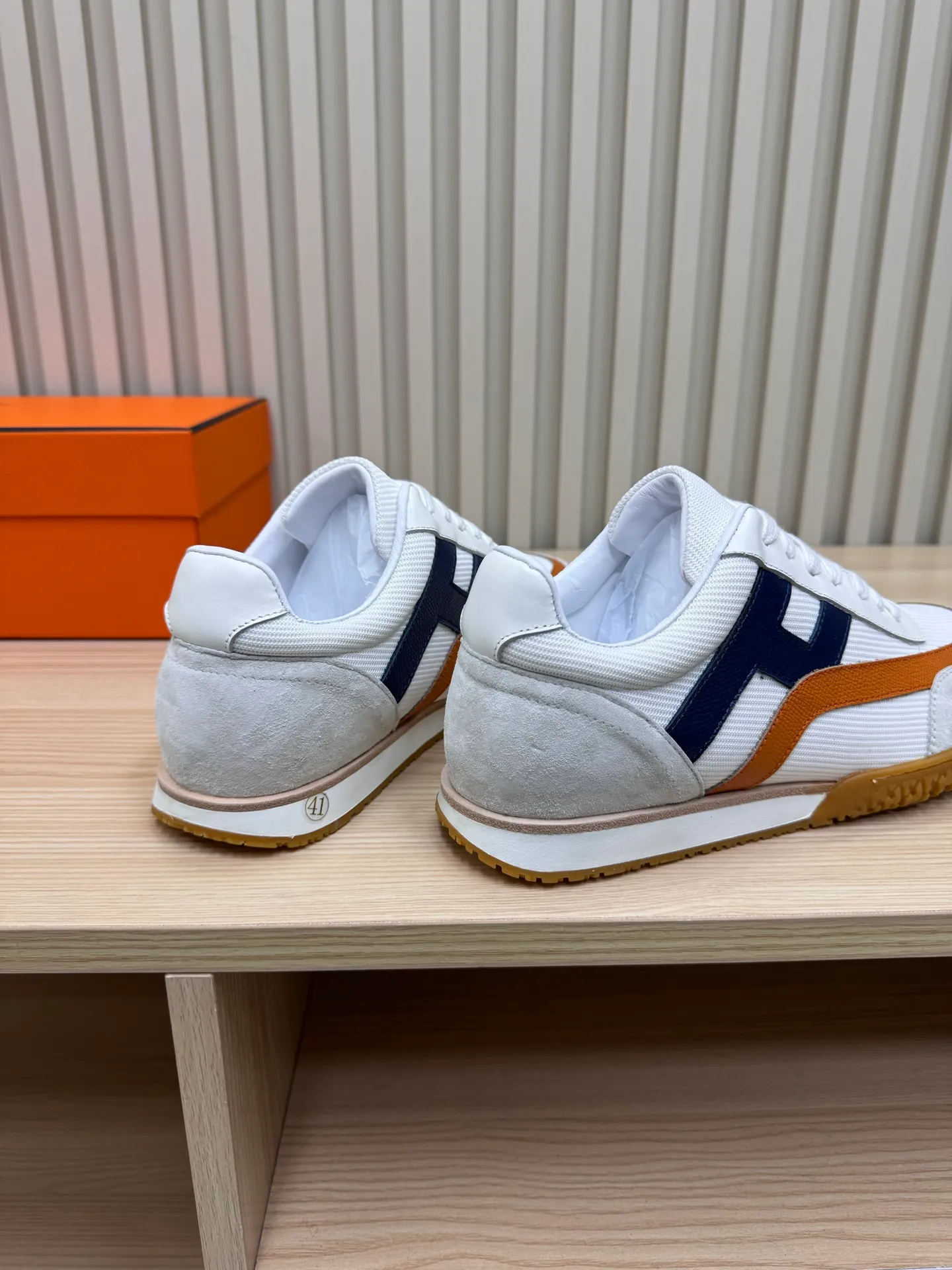 👟👟Ex-factory price 600👟👟 Hermes / Top version #couple style 24ss casual sneakers Suede goatskin sneakers decorated with contrasting patterns and iconic "H" details, beautifully packaged at the delivery counter🛍📦 Fabric: suede + down cloth Lining: mixed sheep lining Outsole: original TPU Bottom thickness: 2CM Size: 35-45